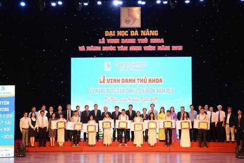 Đại học Đà Nẵng vinh danh thủ khoa, nâng bước tân sinh viên năm 2019