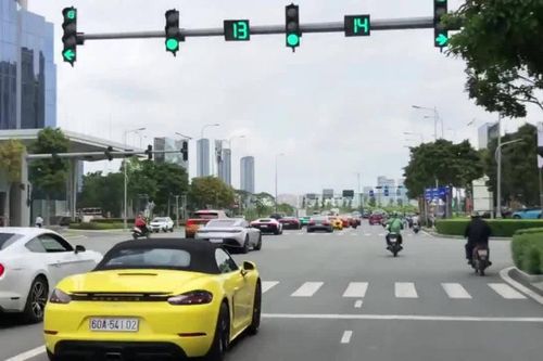 Tài xế Porsche Boxster đánh lái cực 'chất' tránh pha tạt đầu của xe máy