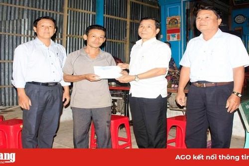 Hỗ trợ người dân xã Mỹ Hòa Hưng bị sạt lở