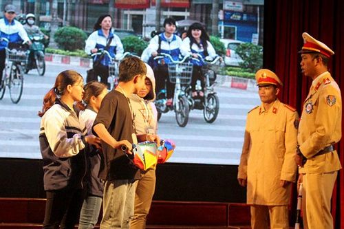 Ðẩy mạnh các giải pháp đảm bảo trật tự an toàn giao thông