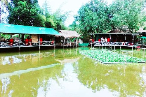 Vận động nông dân làm du lịch