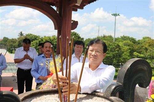 Phó Thủ tướng Chính phủ Trịnh Đình Dũng dâng hoa, dâng hương tưởng niệm các anh hùng liệt sĩ tại Thành Cổ Quảng Trị