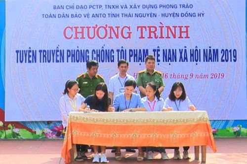 Tuyên truyền pháp luật cho gần 2.000 giáo viên, học sinh