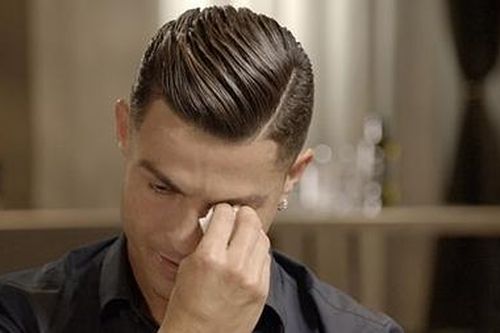 Ronaldo nức nở khi xem hình ảnh của người cha quá cố