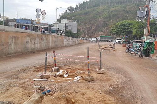 Hai thợ hồ giải cứu đứa trẻ 4 tuổi rơi xuống hố cống thoát nước