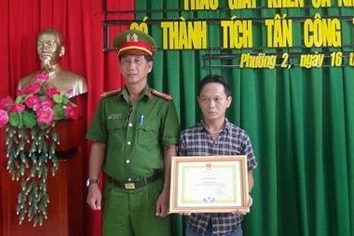 Trao giấy khen cho bảo vệ dân phố dũng cảm bắt cướp