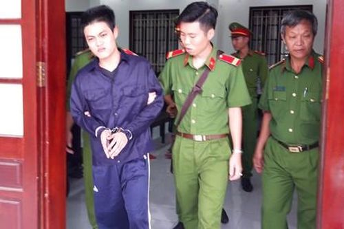 Án mạng từ việc nẹt pô xin vượt xe