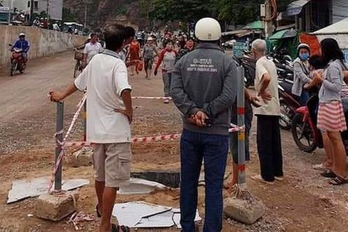 Cháu bé 4 tuổi rơi xuống miệng cống không nắp che trong công trình