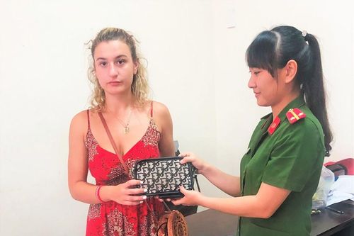 Quảng Nam: Trao trả tài sản cho nữ du khách Anh bị cướp tại Hội An