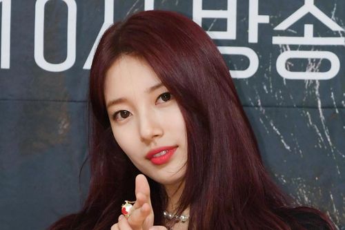 'Tình đầu quốc dân' Suzy nổi bật trong họp báo ra mắt phim mới