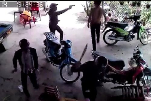 Cầm mã tấu xông vào tiệm game đập phá đồ đạc