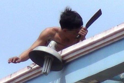 Nam thanh niên ngáo đá, cầm 2 con dao đuổi chém người