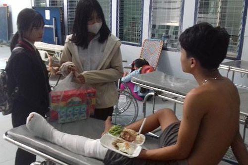 Nam sinh lớp 10 bị chém đứt gân chân trên đường đi học về