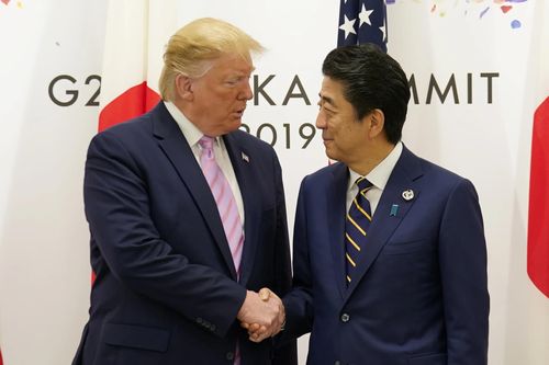 Đối đầu Trung Quốc, ông Trump đạt thỏa thuận thương mại với Nhật Bản