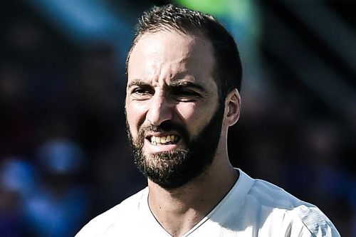 Higuain nóng nảy, đá trợ lý HLV trong buổi tập của Juventus