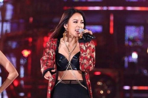 Lee Hyori lần đầu nói về sự cố suýt tuột áo trên truyền hình