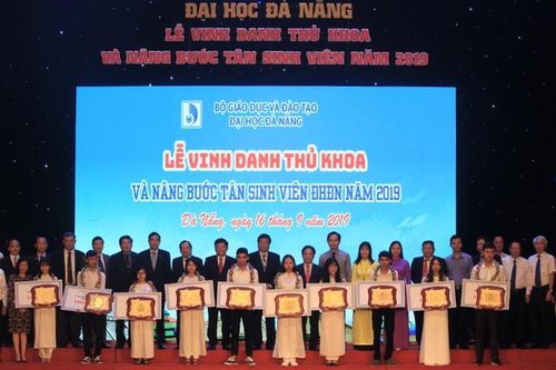 Vinh danh thủ khoa, nâng bước tân sinh viên