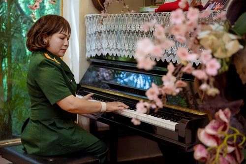 NSND Quang Thọ chúc mừng 'họa mi của núi rừng' được phong tặng NSND