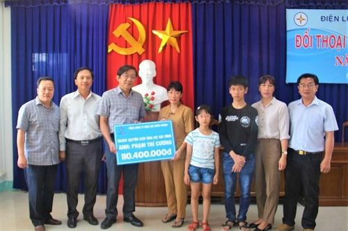 PC Khánh Hòa: Trao tặng hơn 186 triệu đồng cho gia đình người lao động bị tai nạn qua đời
