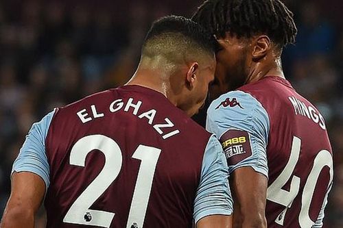 Sốc với cảnh hai cầu thủ Aston Villa húc đầu, hầm hè nhau ngay trên sân
