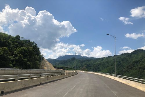 Cao tốc La Sơn-Túy Loan: Dải lụa bắc ngang vùng núi Nam Đông