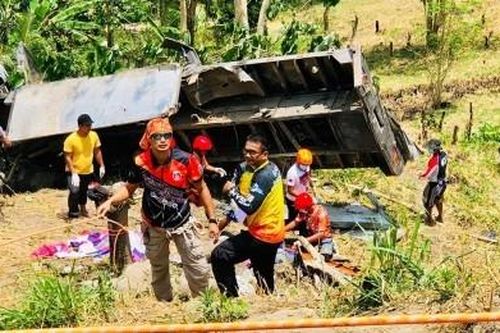 Xe tải lao xuống vực, ít nhất 20 người thiệt mạng tại Philippines