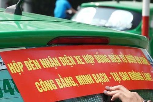 Hàng loạt taxi truyền thống dán khẩu hiệu đề nghị gắn hộp đèn lên xe công nghệ