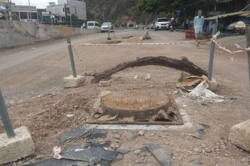 Cháu bé rơi xuống cống bị nước cuốn trôi hàng trăm mét