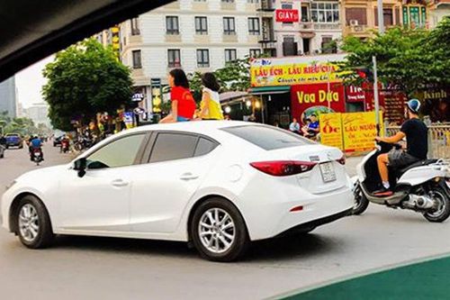 Có nên cho trẻ thò đầu qua cửa sổ trời nóc ô tô?