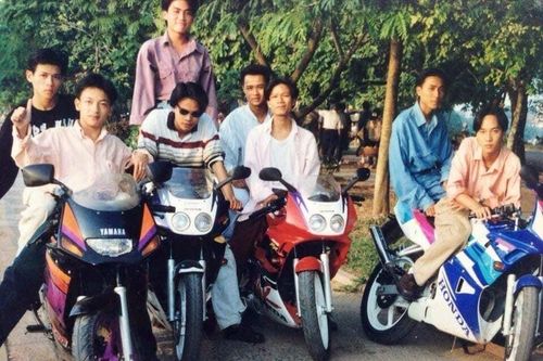 Giới nhà giàu Hà Nội thập niên 90: Dùng máy nhắn tin, đi xe phân khối lớn