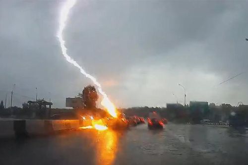 Khoảnh khắc ô tô hai lần bị sét đánh, lái xe may mắn thoát chết