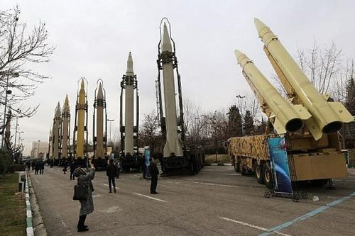 Xung quanh vụ Iran cảnh báo tấn công tên lửa các căn cứ và tàu sân bay Mỹ trong khu vực