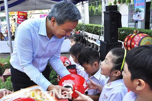 Chương trình tặng mũ bảo hiểm cho học sinh: Mang lại thông điệp ý nghĩa