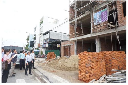 Ông Lê Xuân Thân khảo sát một số công trình xây dựng trên địa bàn Nha Trang
