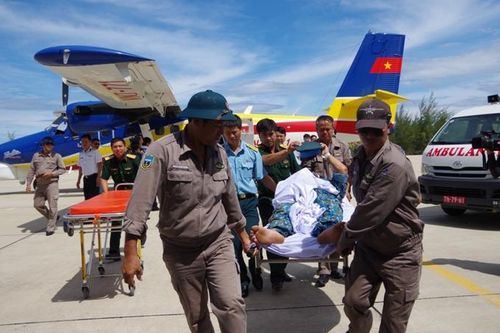 Điều máy bay cấp cứu quân nhân ở Trường Sa
