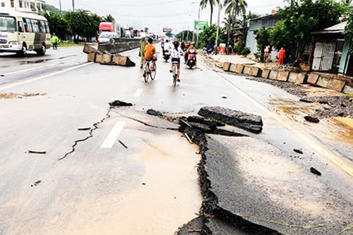 Sửa chữa, khắc phục hư hỏng đường bộ trong mùa mưa lũ