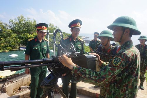 Đoàn công tác Cục Quân huấn kiểm tra các đơn vị lực lượng vũ trang thuộc huyện đảo Cồn Cỏ