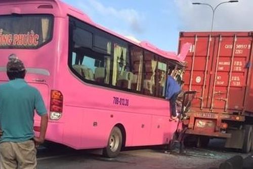 Đầu xe khách biến dạng sau khi tông đuôi xe đầu kéo