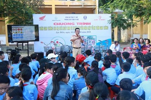 Công an tỉnh Thừa Thiên Huế tặng xe đạp cho học sinh nghèo