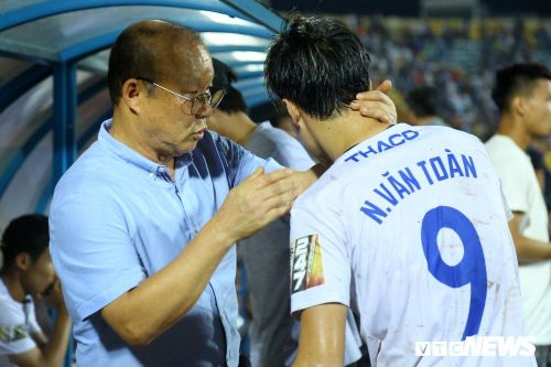BLV Quang Huy: 'HAGL khó xuống hạng, nhưng vẫn cần HLV hợp duyên'