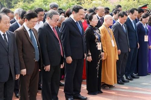 Đại biểu dự Đại hội đại biểu toàn quốc MTTQ Việt Nam viếng Chủ tịch Hồ Chí Minh
