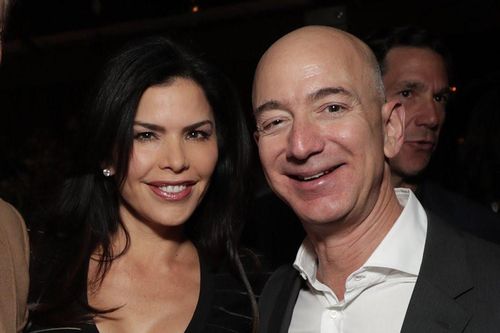 Mùa hè hào nhoáng của tỷ phú số một thế giới Jeff Bezos và nhân tình
