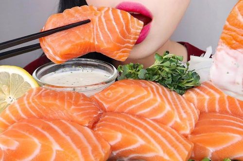 Cô gái Hàn Quốc ăn hết khay cá hồi đặc biệt trong một nốt nhạc