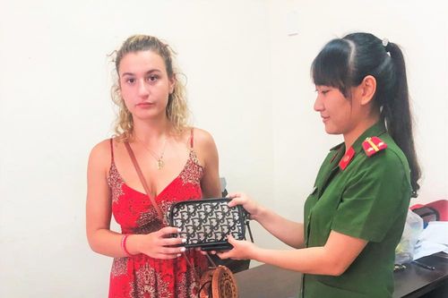 Trao trả lại tài sản cho nữ du khách bị cướp ở Hội An