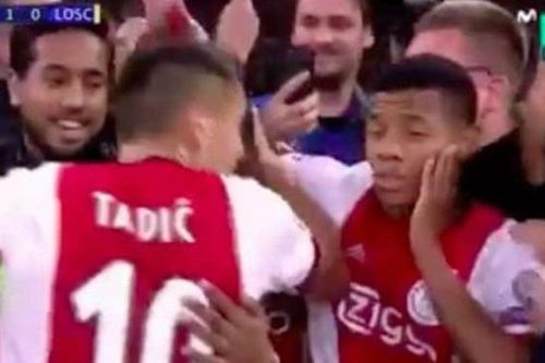 Đội trưởng Ajax gây sốc khi... tát đồng đội trong lúc ăn mừng bàn thắng