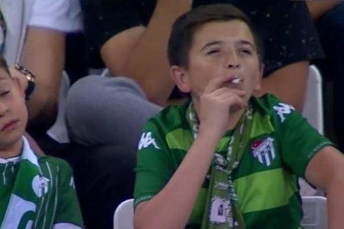 Nhức mắt 'cậu bé' phì phèo điếu thuốc trên khán đài, 'lộ' sự thật bất ngờ...