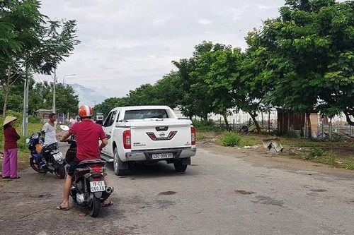 Người đàn ông treo cổ bên đường nghi do chuyện tình cảm