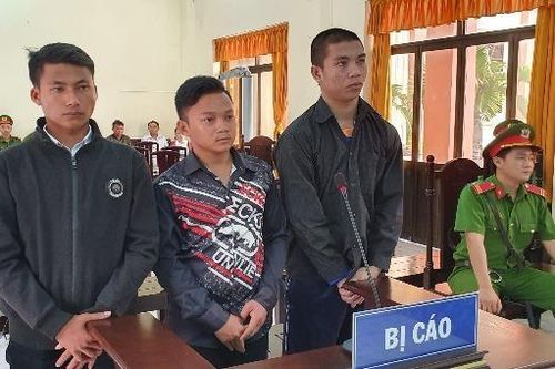 Đập vỡ kính xe người khác để... trả thù cho bạn, nhóm thanh niên vào tù