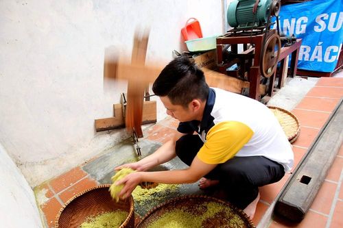 Nhộn nhịp giã cốm mùa thu ở làng Vòng
