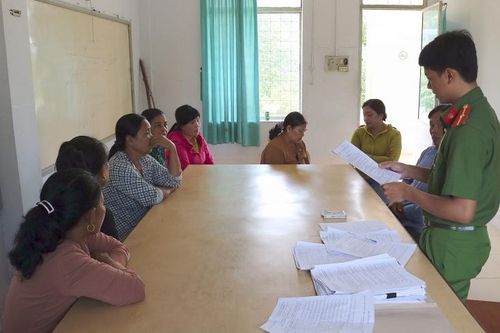 Trà Vinh: Xử phạt 13 'quý bà' tham gia đánh bài ăn tiền